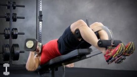 bodybuilder doing decline presses on weight bench