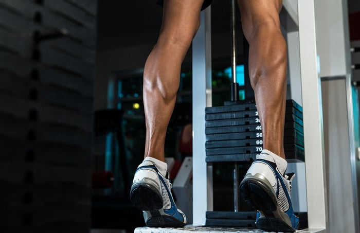 fit man doing leg exercises in a gym