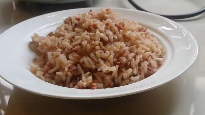 plate of cooked brown rice