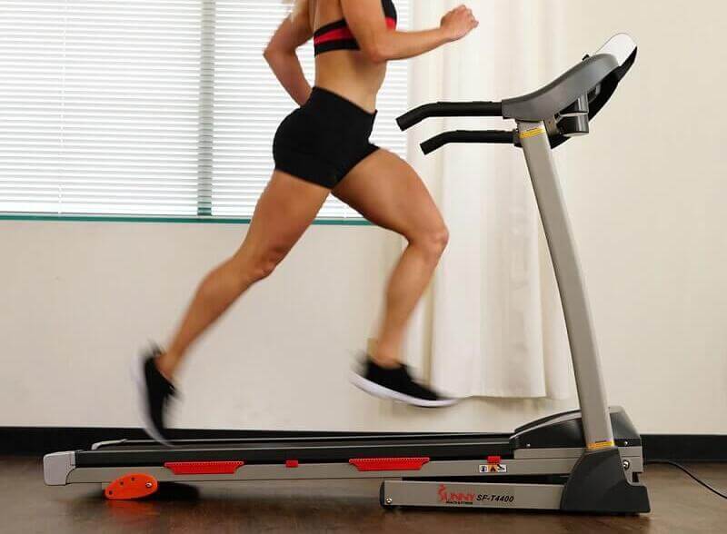 sunny-health-fitness-treadmills-treadmill-manual-incline woman jogging on sunny treadmill sf-t4400