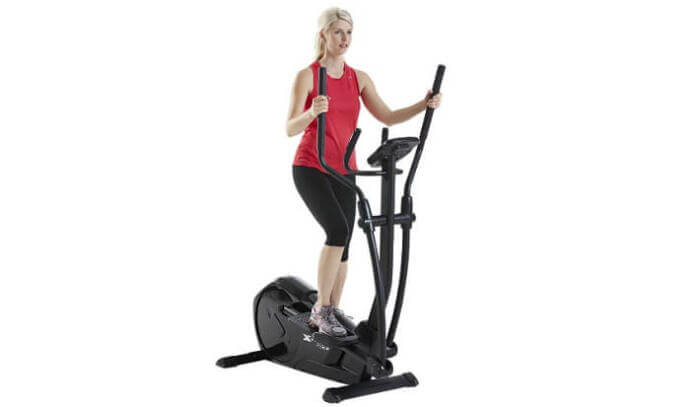 FS2.5 Elliptical woman pedaling on xterra fs.2.5 elliptical