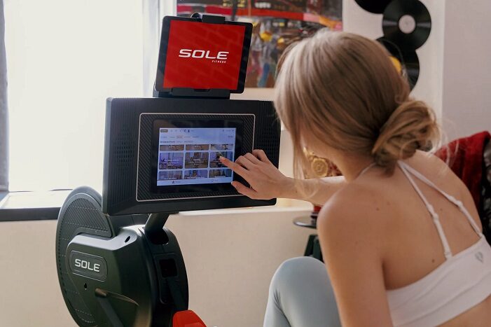 sole sr550 monitor woman using sole sr550 monitor